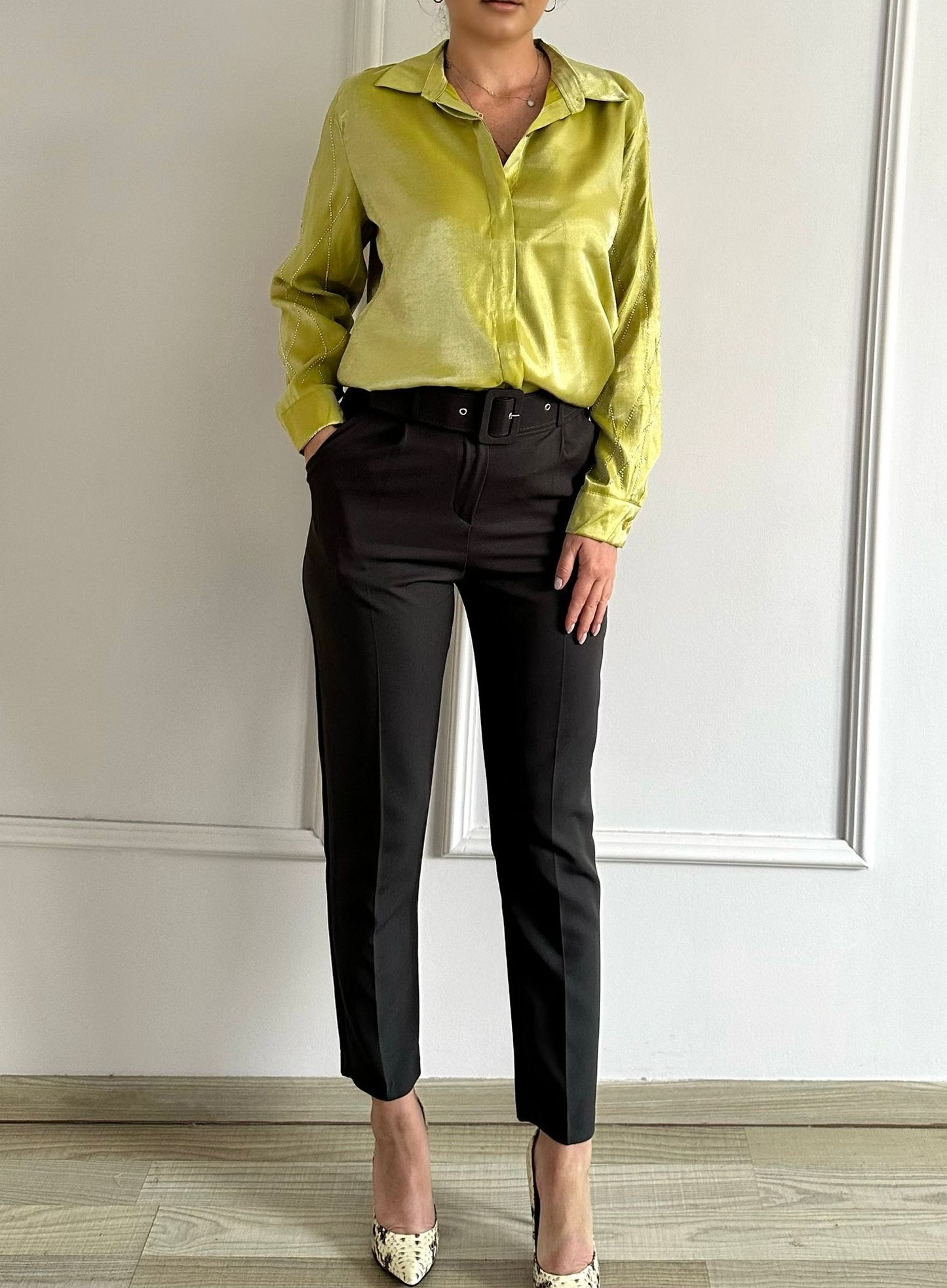 Cămașa din satin, cu strasuri pe mâneci Elvira