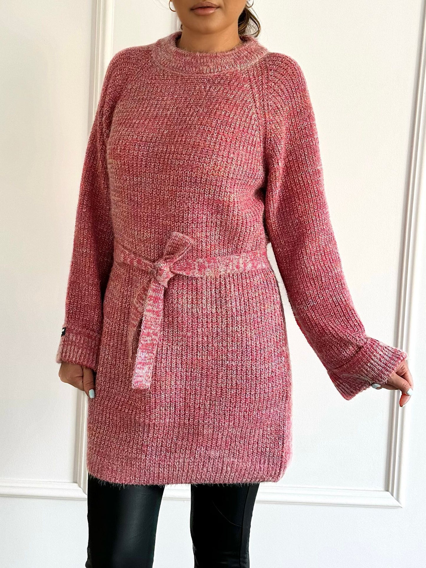 Pulover tricotat cu cordon în talie Raya